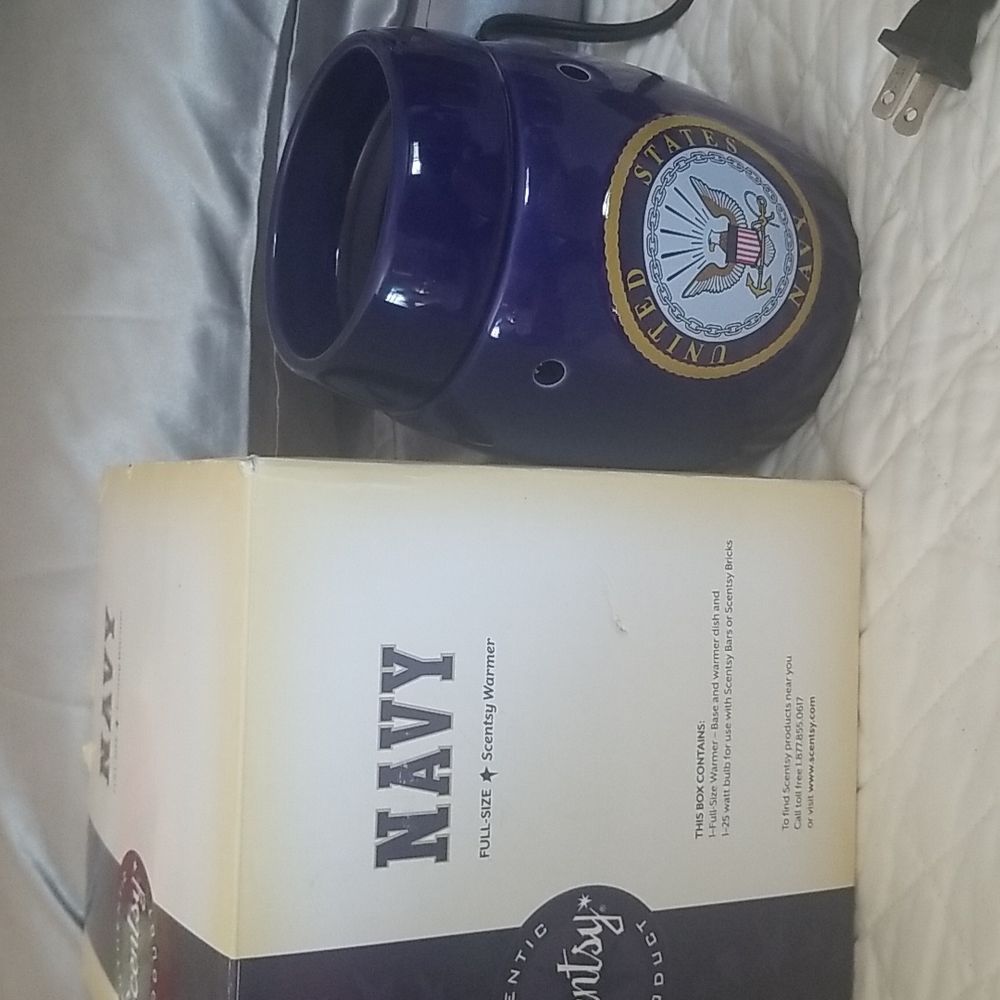 New in box NAVY Full size Scentsy Warmer Never used